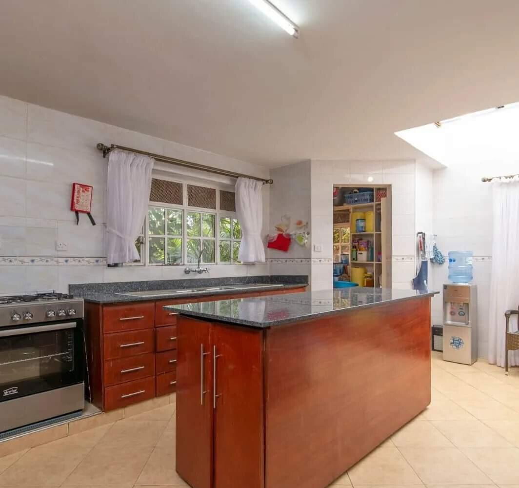5BR Townhouse on Quarter Acre with DSQ - Mountain View