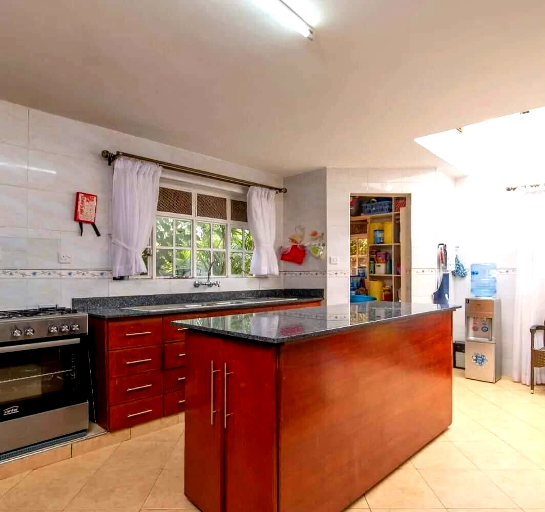 5BR Townhouse on Quarter Acre with DSQ - Mountain View