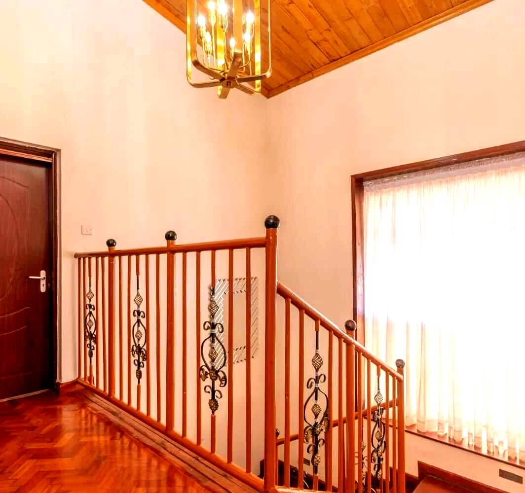 5BR Townhouse on Quarter Acre with DSQ - Mountain View