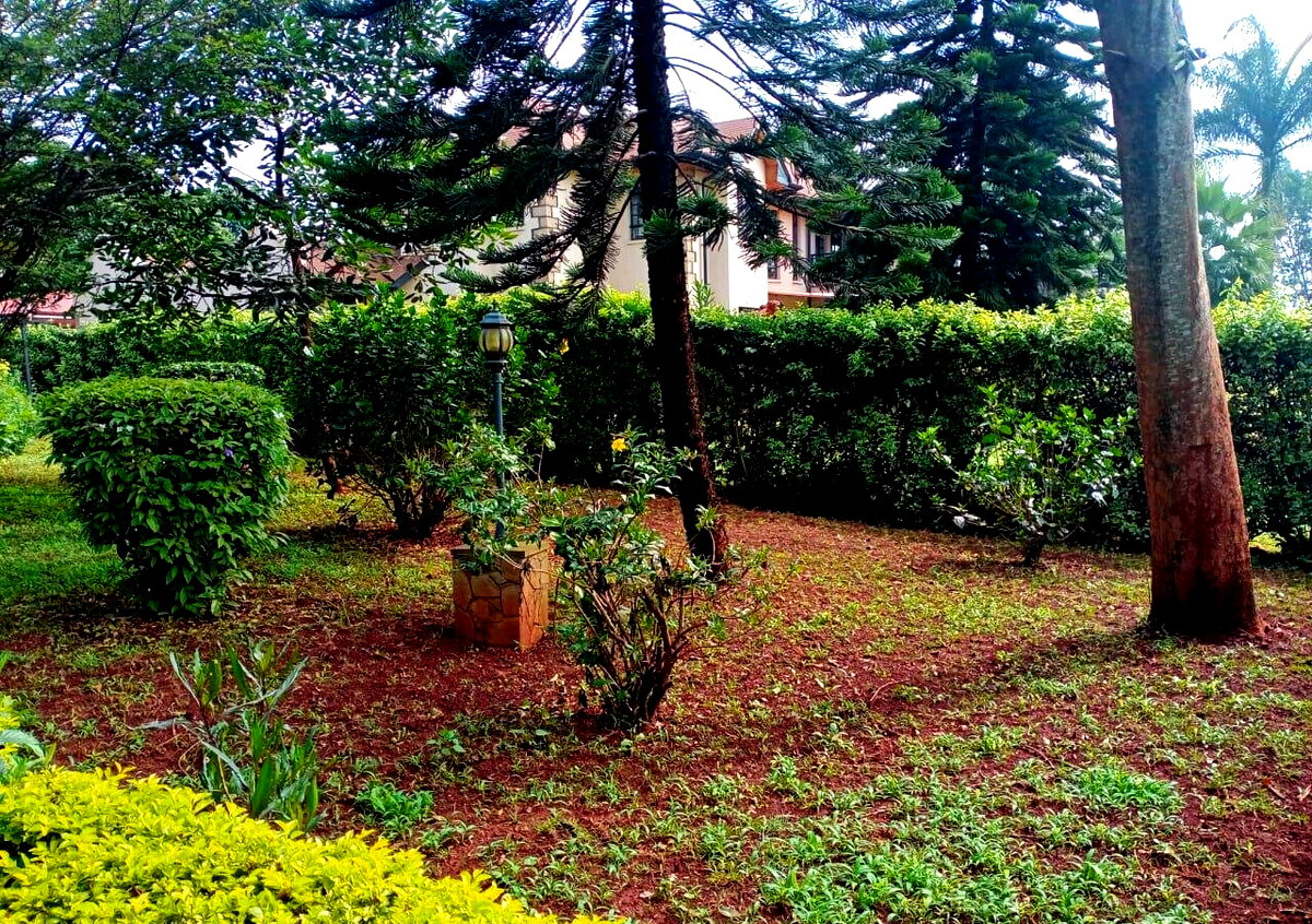 5BR Townhouse with Pool & Sunken Lounge - Runda