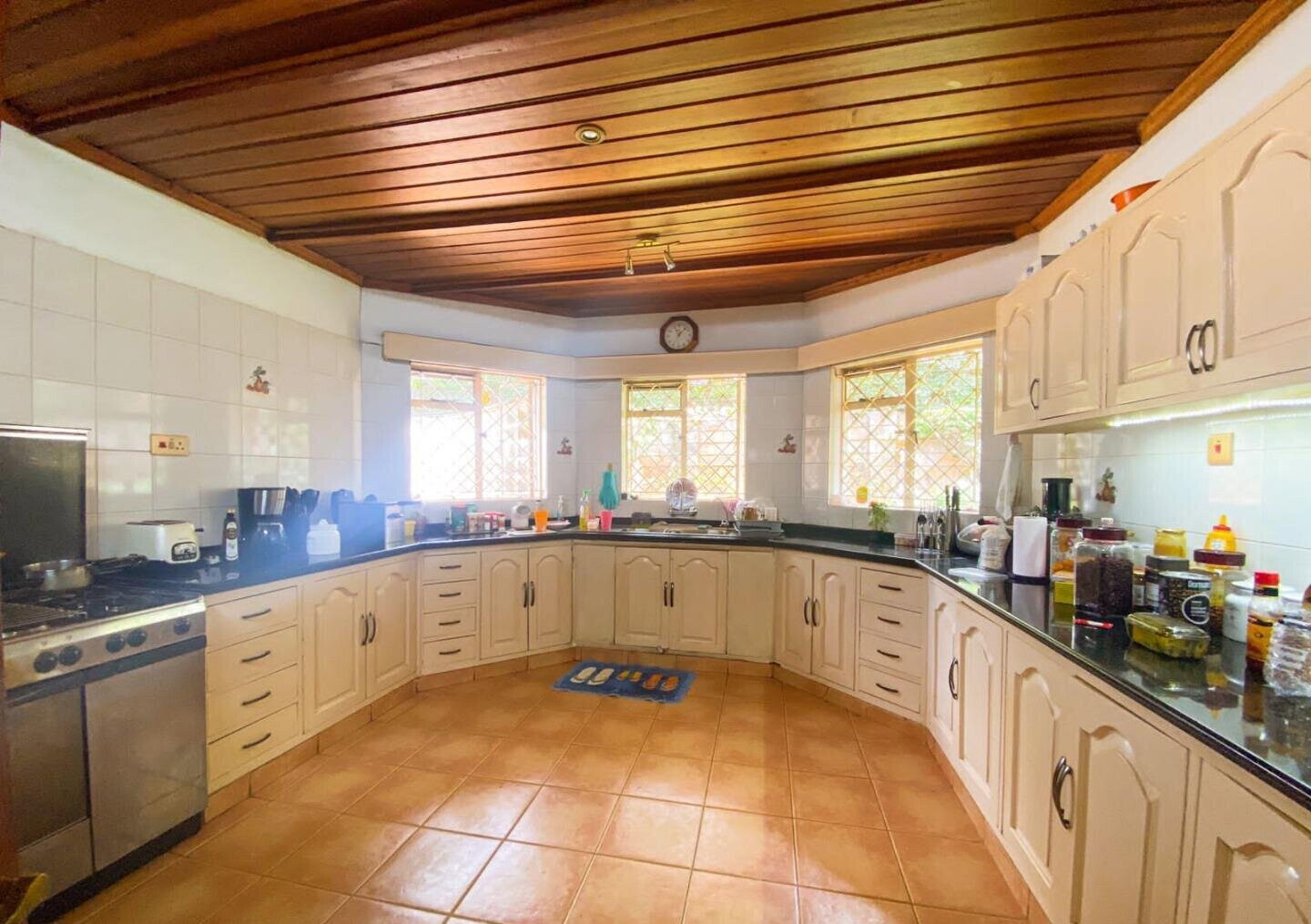 0.6-Acre Townhouse with Mature Garden - Old Kitisuru