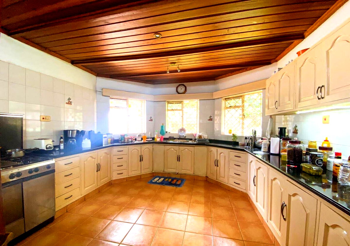 0.6-Acre Townhouse with Mature Garden - Old Kitisuru