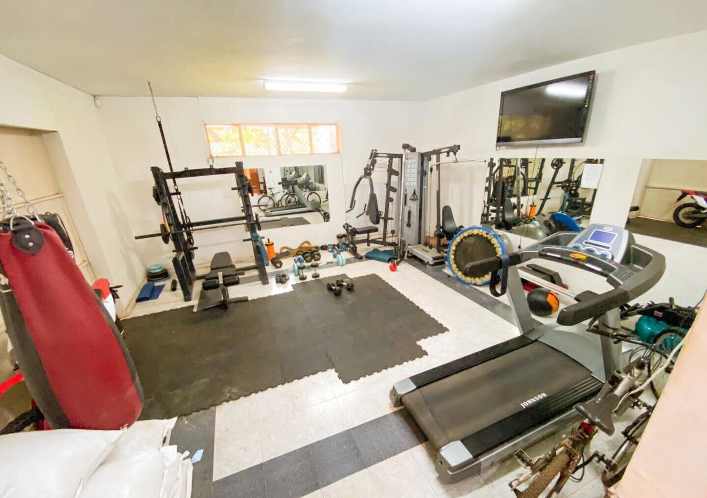 0.6-Acre Townhouse with Mature Garden - Old Kitisuru