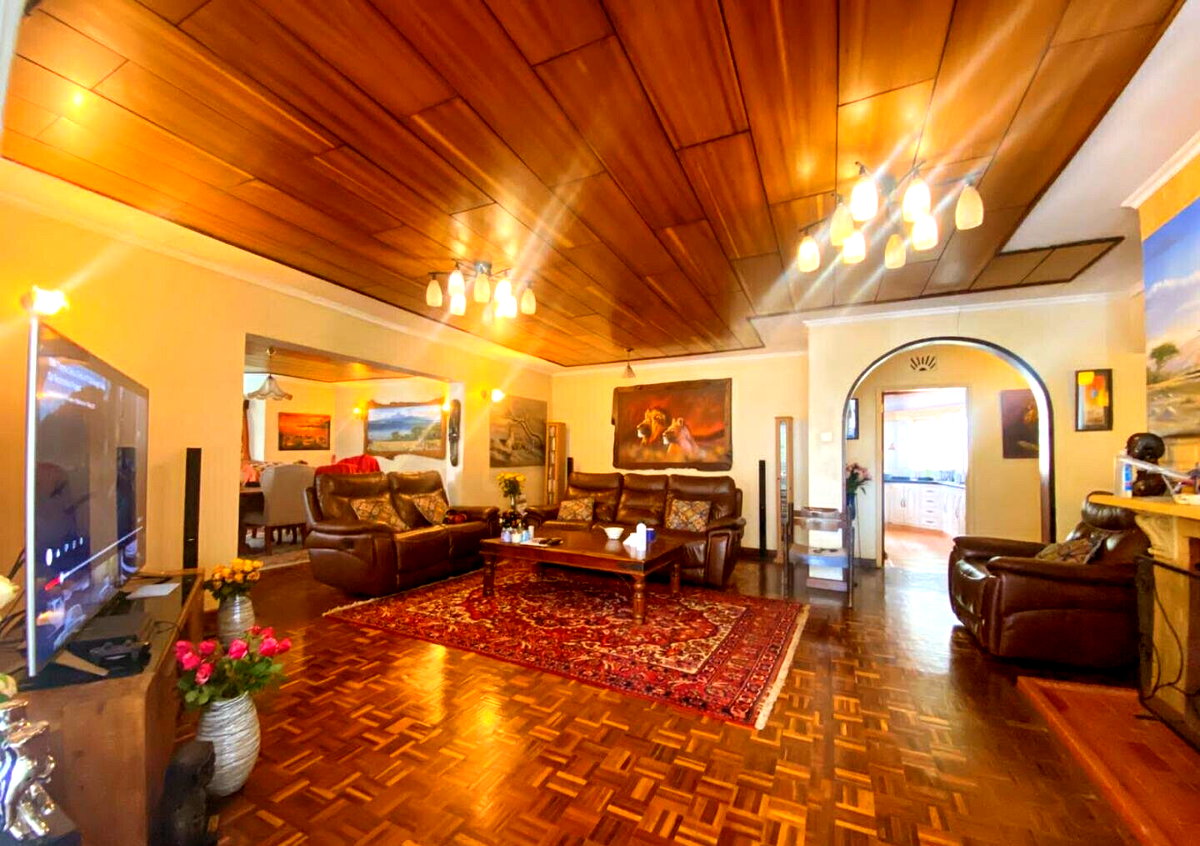 0.6-Acre Townhouse with Mature Garden - Old Kitisuru