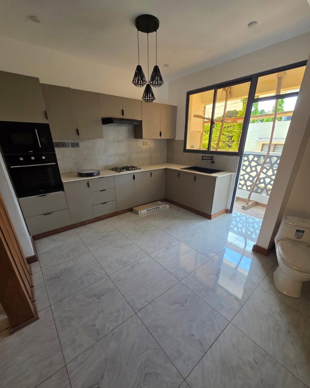 3BR Ensuite Apartment with DSQ & Lift - Bombolulu, Mombasa