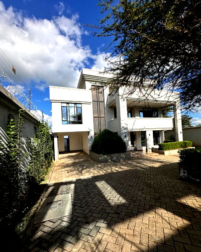 Quarter Acre 5BR Garden Home