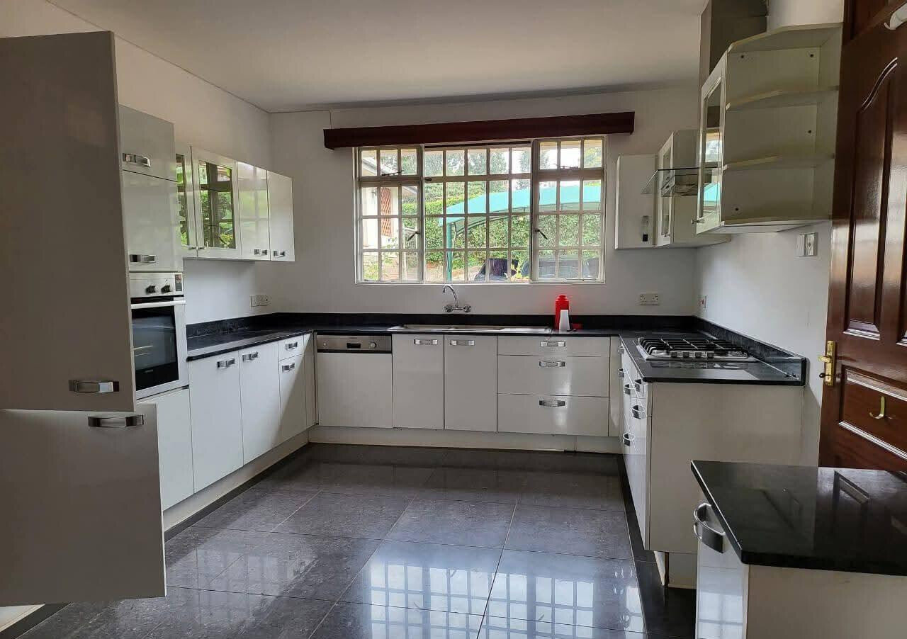 4-Ensuite Townhouse with Private Garden & Pool Access - Nyari