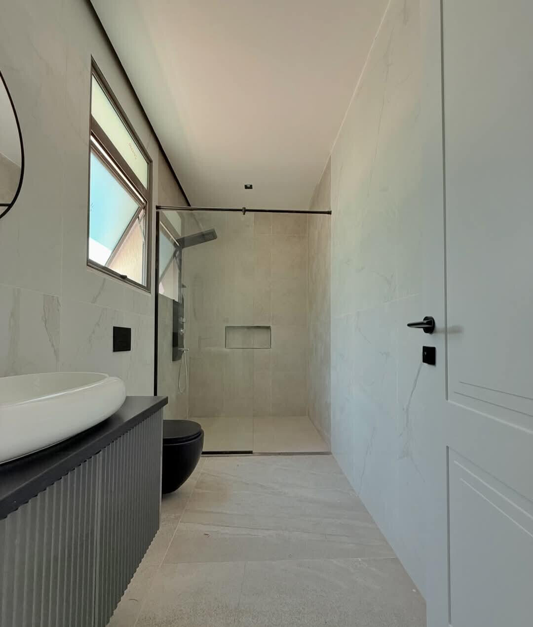 Modern 5-Ensuite Villa with Office & Solar - Lavington