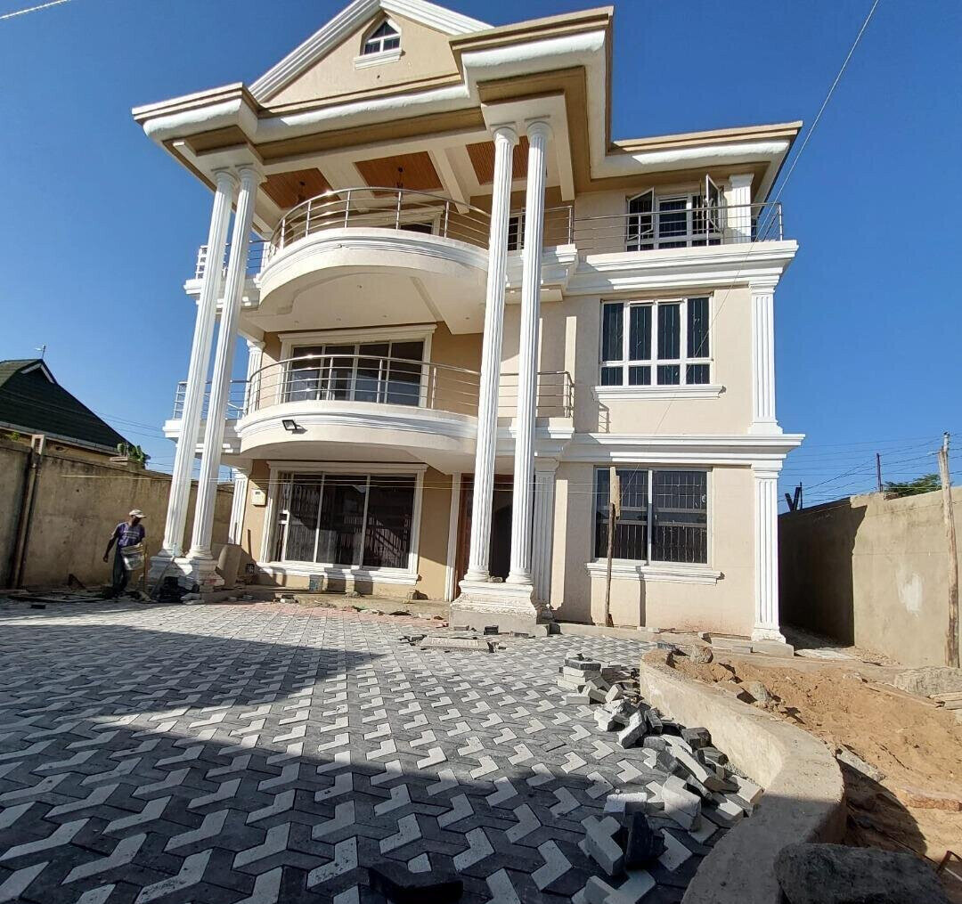 5BR All-Ensuite Townhouse with Jacuzzi & Study - Kamakis