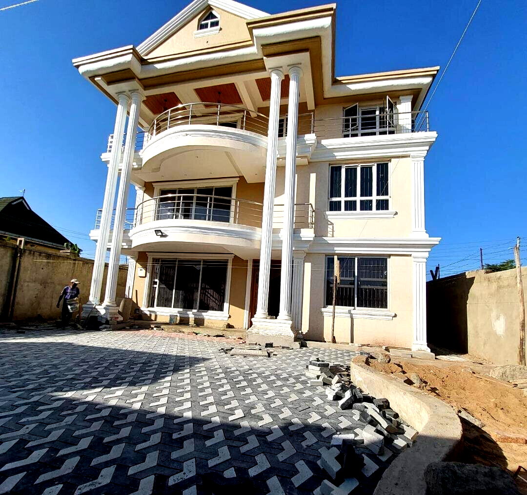 5BR All-Ensuite Townhouse with Jacuzzi & Study - Kamakis