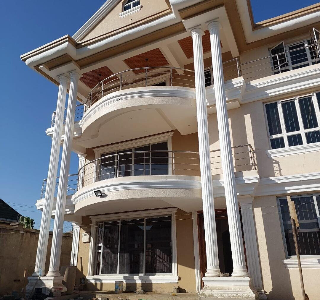 5BR All-Ensuite Townhouse with Jacuzzi & Study - Kamakis