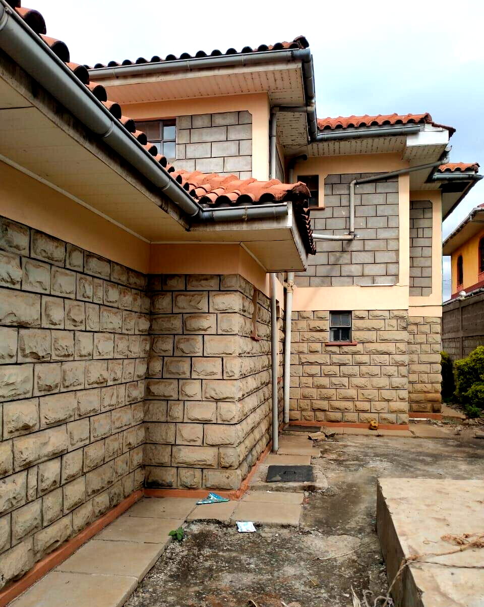100x100 Townhouse with DSQ & 20,000L Water Reserve - Membley