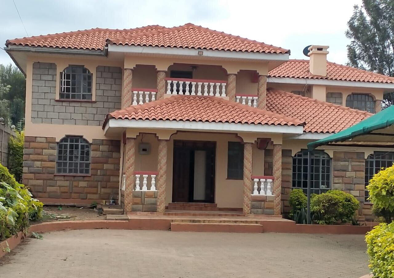 100x100 Townhouse with DSQ & 20,000L Water Reserve - Membley