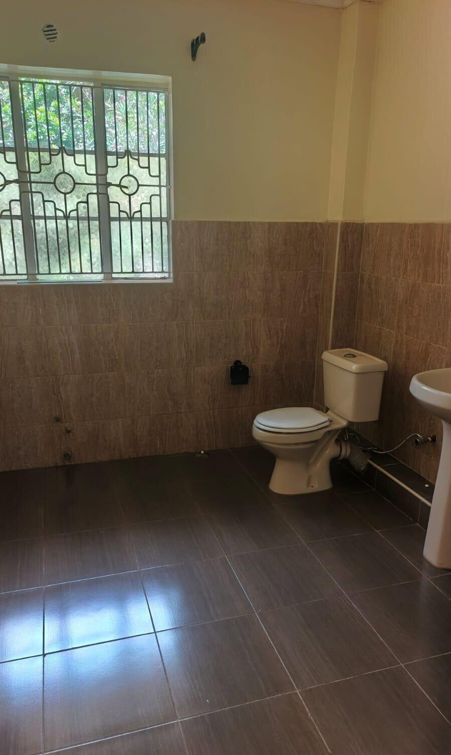 Half Acre 5BR Garden Home at KSh 250K