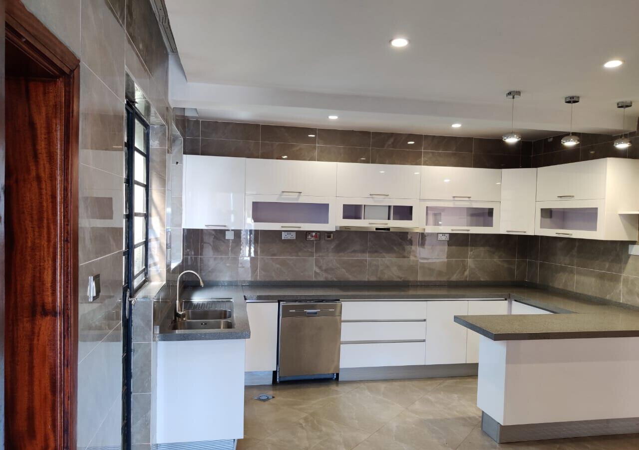 5-Ensuite Townhouse with Sunken Living Room & Home Office - Lavington