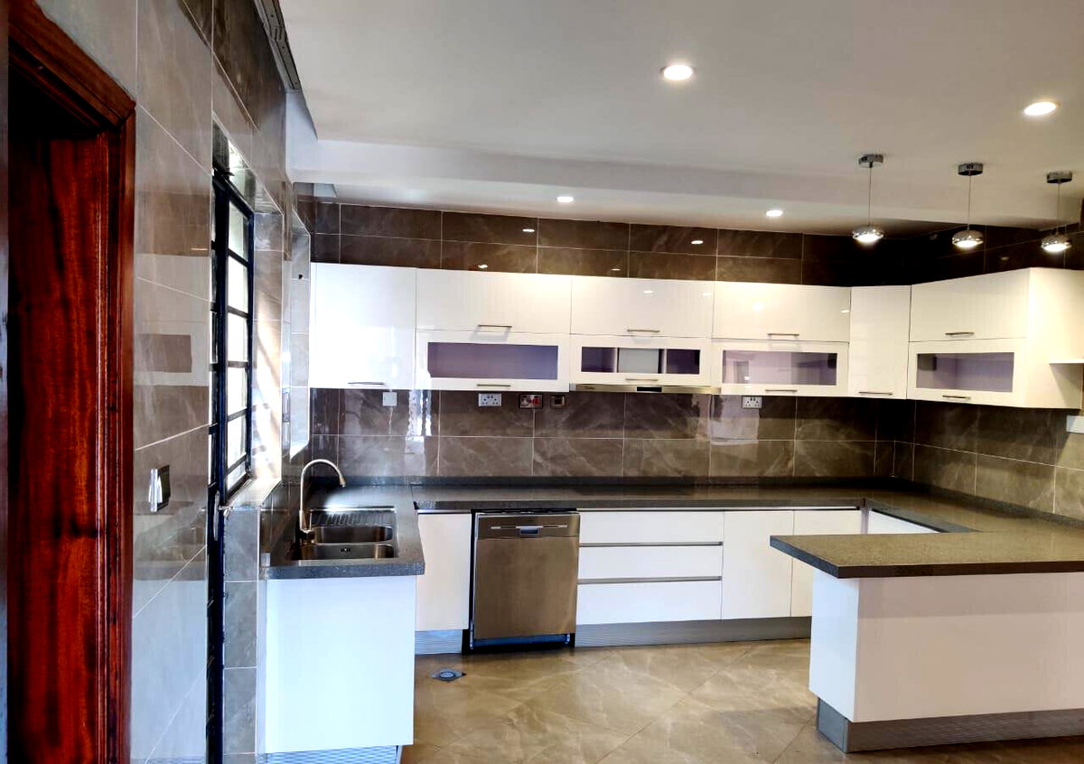 5-Ensuite Townhouse with Sunken Living Room & Home Office - Lavington