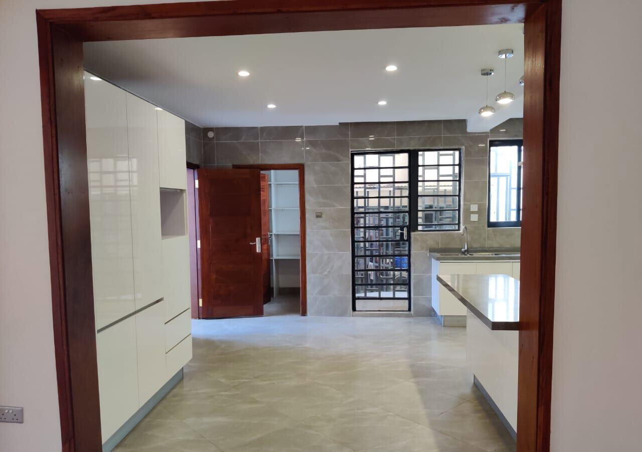 5-Ensuite Townhouse with Sunken Living Room & Home Office - Lavington