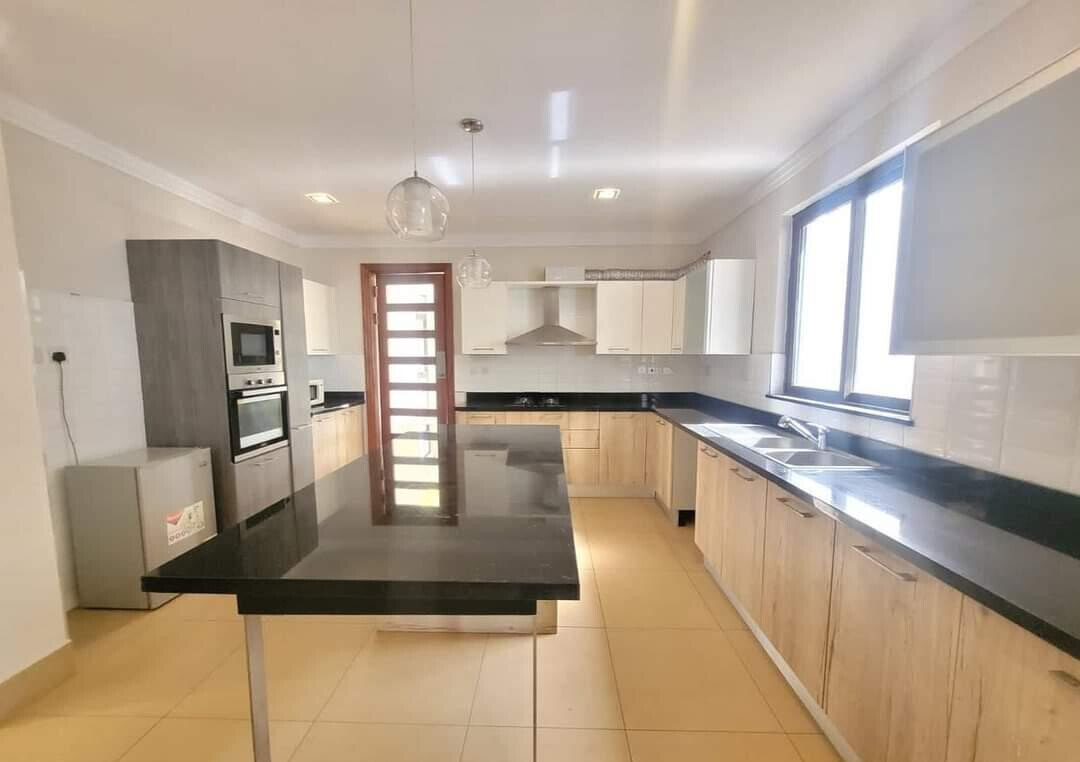 5-Ensuite Villa on Half-Acre with Sunken Lounge & Infinity Pool – Karen