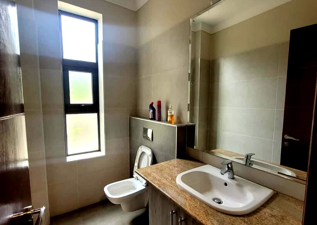 5-Ensuite Villa on Half-Acre with Sunken Lounge & Infinity Pool – Karen