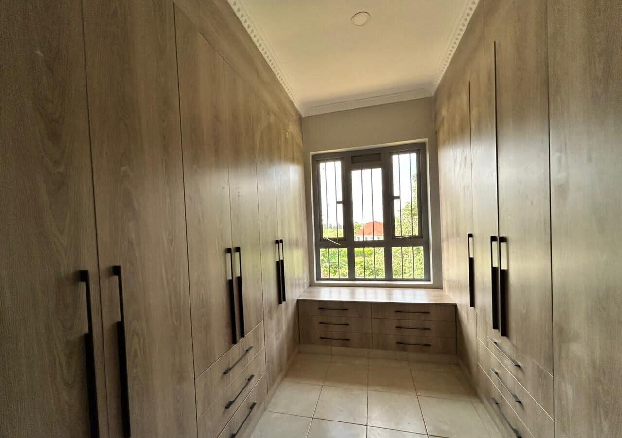 4BR All-Ensuite Townhouse with Guest Wing & Golf - Thika Greens