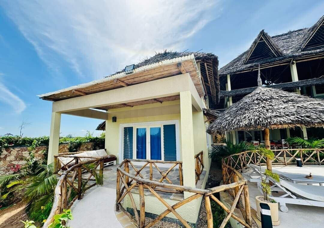 Ocean Zuri Villa: 8-Ensuite Townhouse with Pool – Watamu