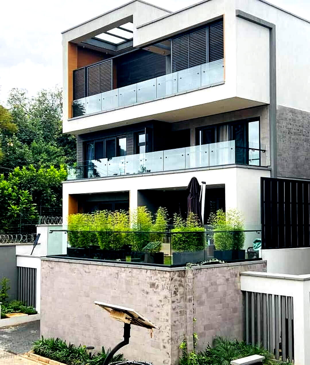4BR Townhouse with Private Pool & Gym - Lavington