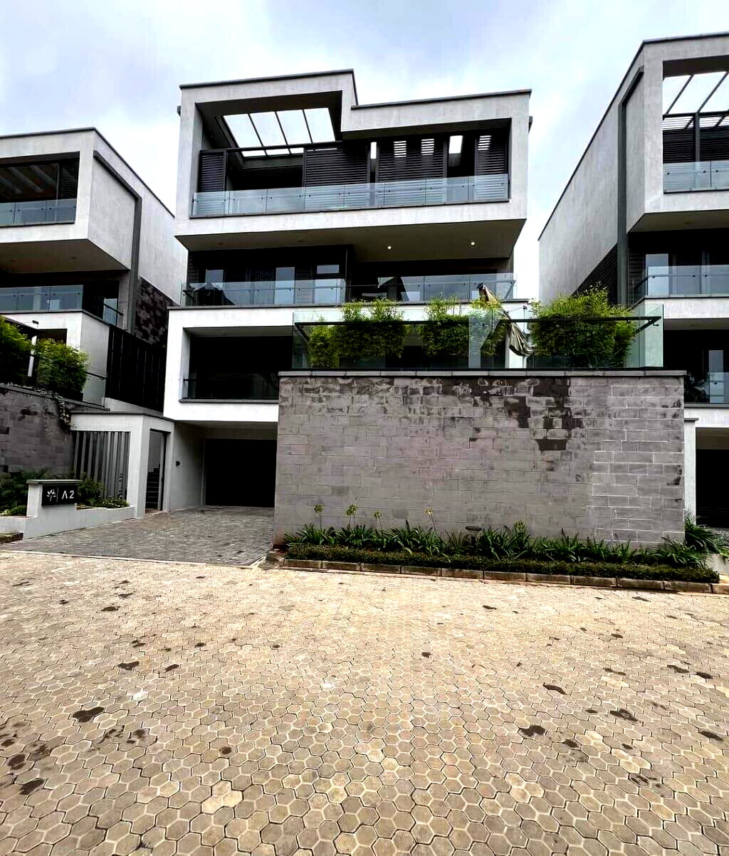4BR Townhouse with Private Pool & Gym - Lavington