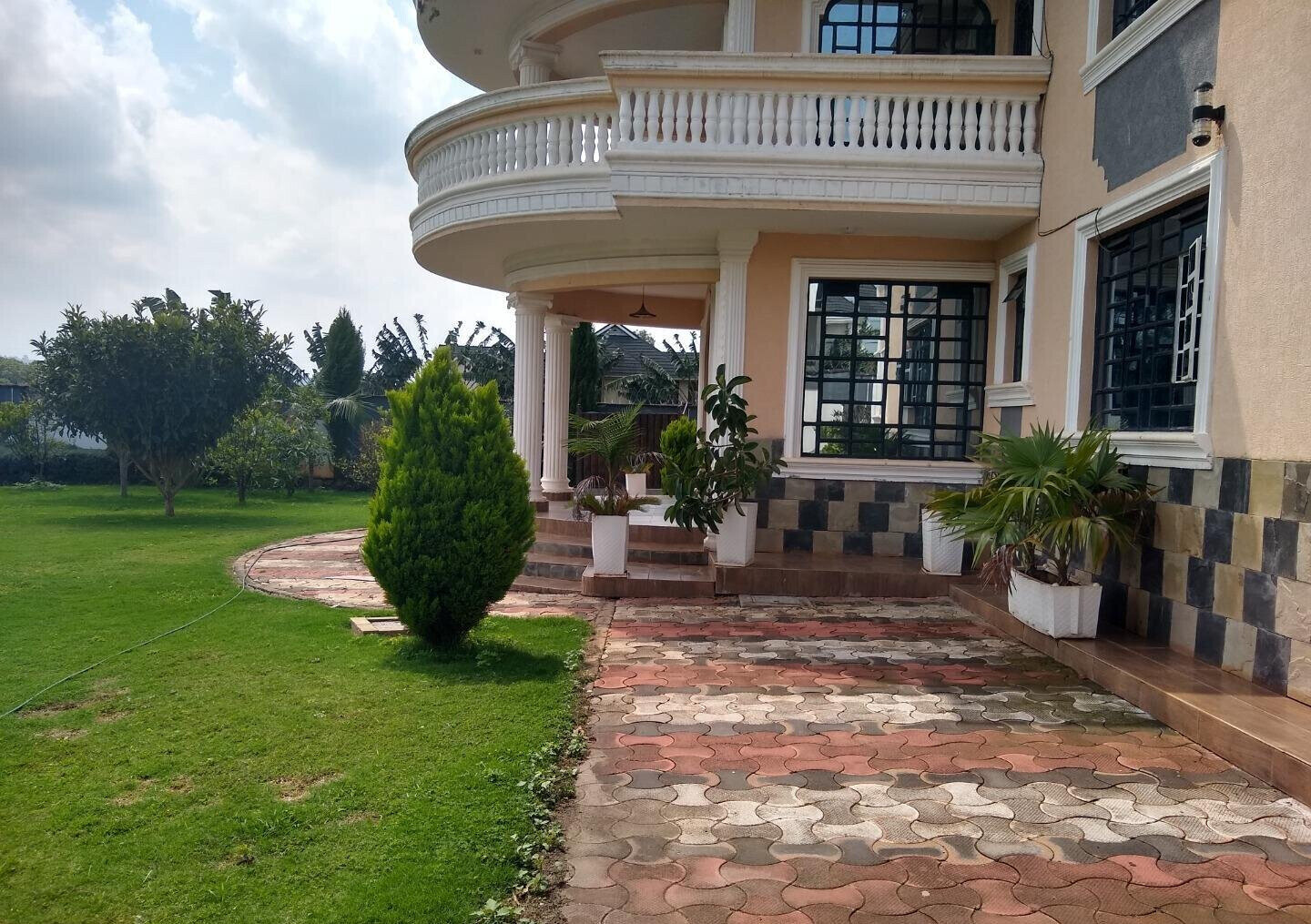 Half Acre 5BR Haven at KSh 500K