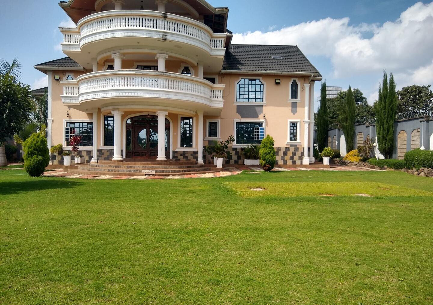 Half Acre 5BR Haven at KSh 500K