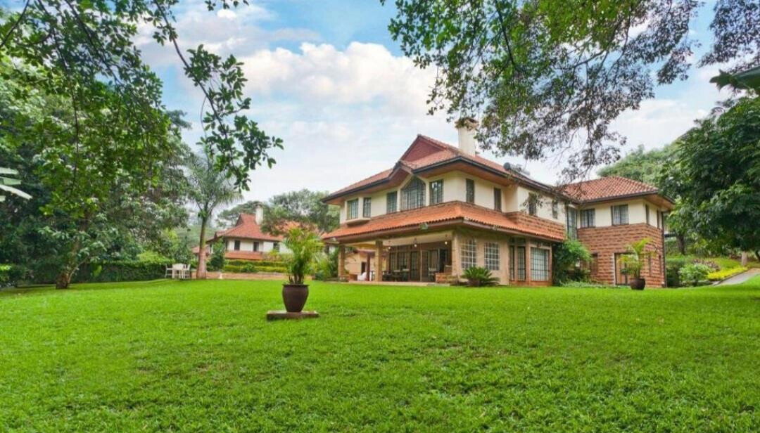 5BR Townhouse with Guest Wing & Pool on Half-Acre – Rosslyn