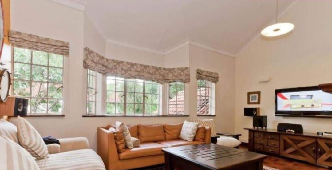 5BR Townhouse with Guest Wing & Pool on Half-Acre – Rosslyn