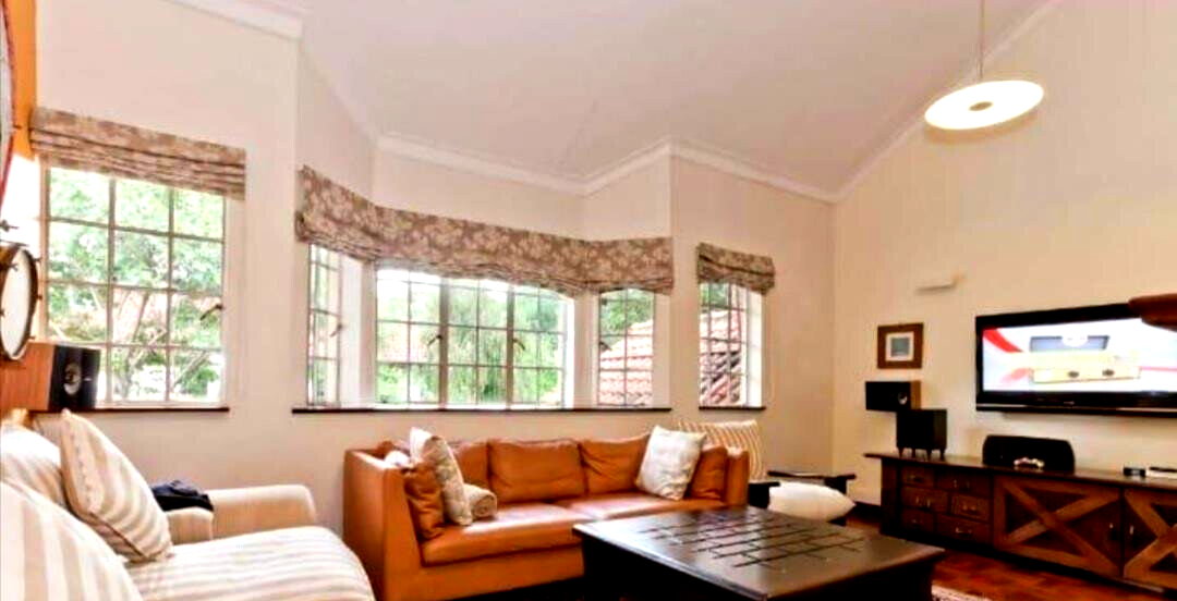 5BR Townhouse with Guest Wing & Pool on Half-Acre – Rosslyn