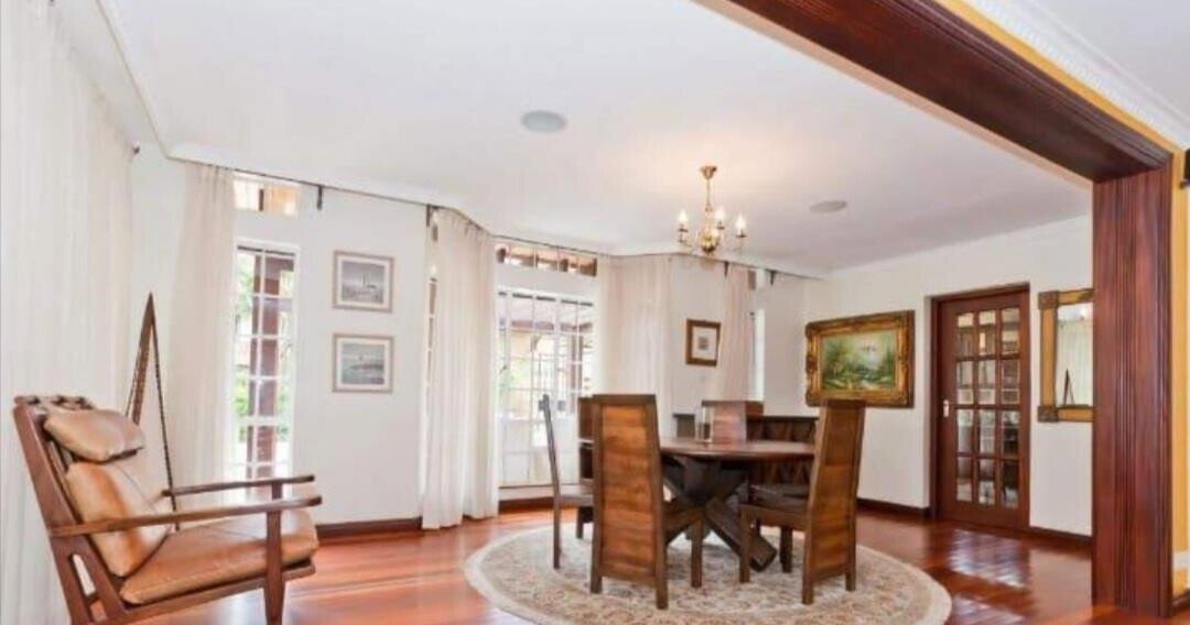 5BR Townhouse with Guest Wing & Pool on Half-Acre – Rosslyn