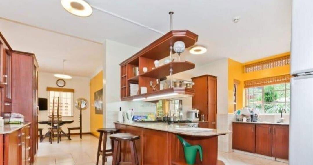 5BR Townhouse with Guest Wing & Pool on Half-Acre – Rosslyn