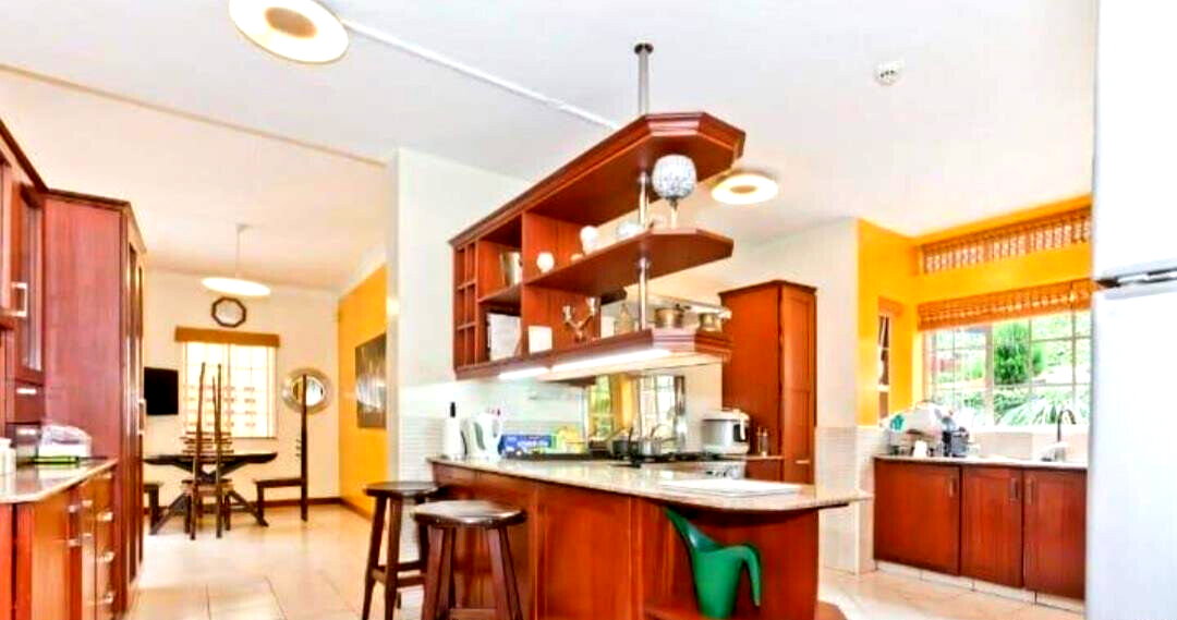 5BR Townhouse with Guest Wing & Pool on Half-Acre – Rosslyn