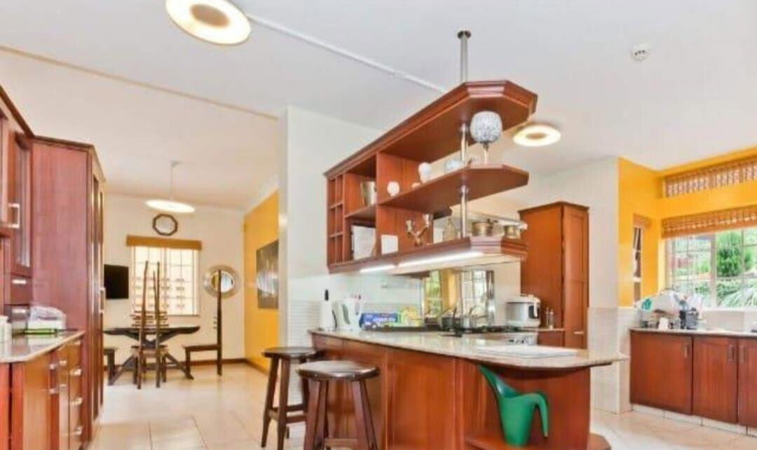 5BR Townhouse with Guest Wing & Pool on Half-Acre – Rosslyn