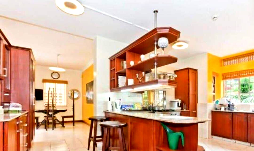 5BR Townhouse with Guest Wing & Pool on Half-Acre – Rosslyn