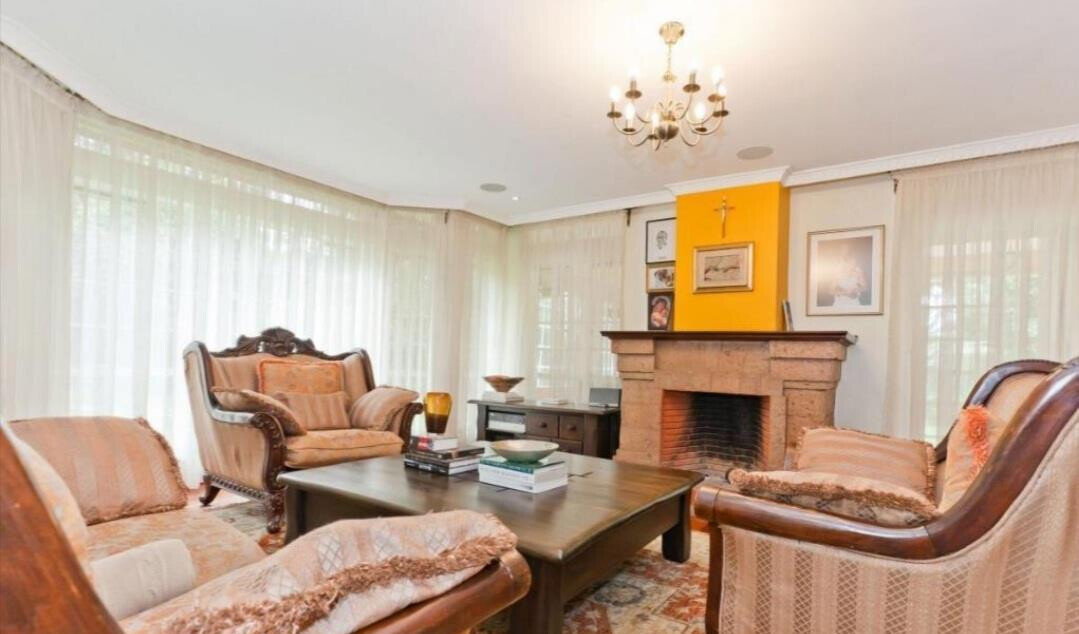 5BR Townhouse with Guest Wing & Pool on Half-Acre – Rosslyn