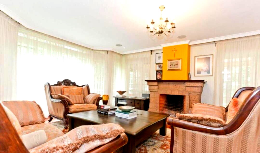 5BR Townhouse with Guest Wing & Pool on Half-Acre – Rosslyn
