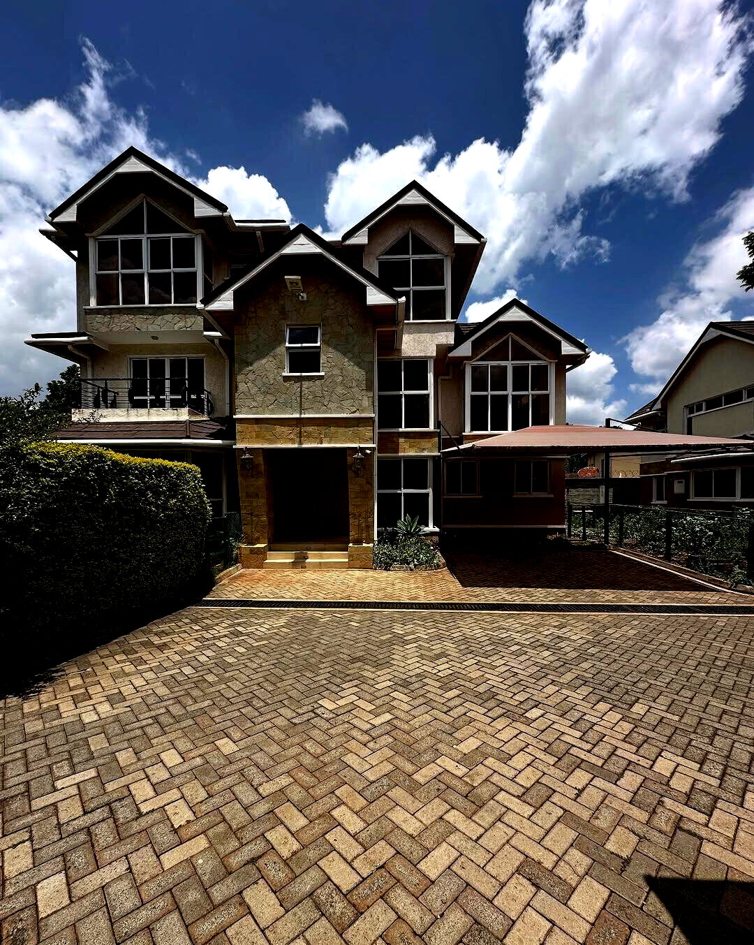 5-Ensuite Townhouse with Gym & Solar Heating - Lavington