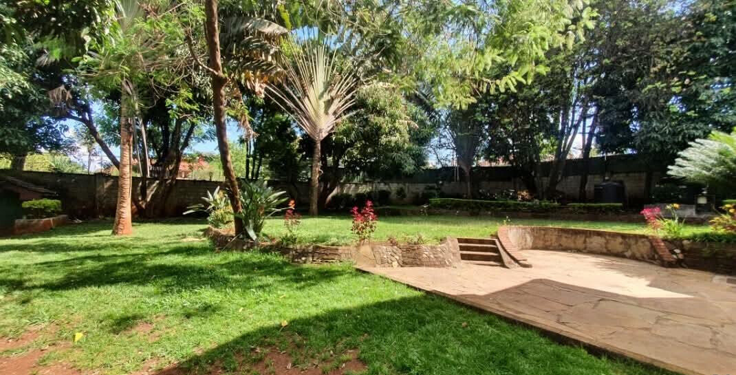 5BR Townhouse with DSQ on Half-Acre Landscaped Grounds - Old Runda