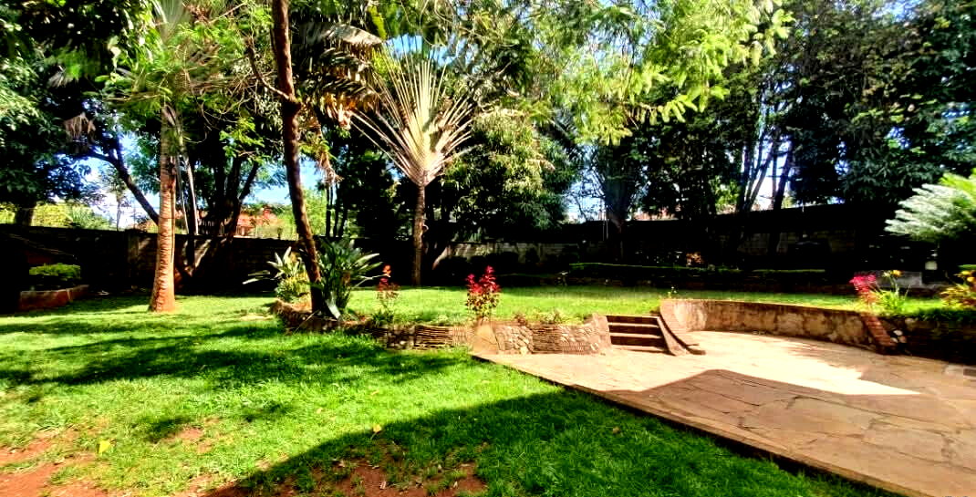 5BR Townhouse with DSQ on Half-Acre Landscaped Grounds - Old Runda