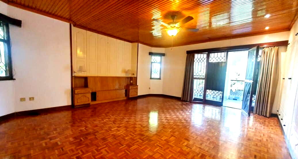 5BR Townhouse with DSQ on Half-Acre Landscaped Grounds - Old Runda