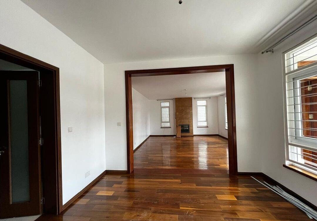 Corner Villa with Fireplace & DSQ - Lavington