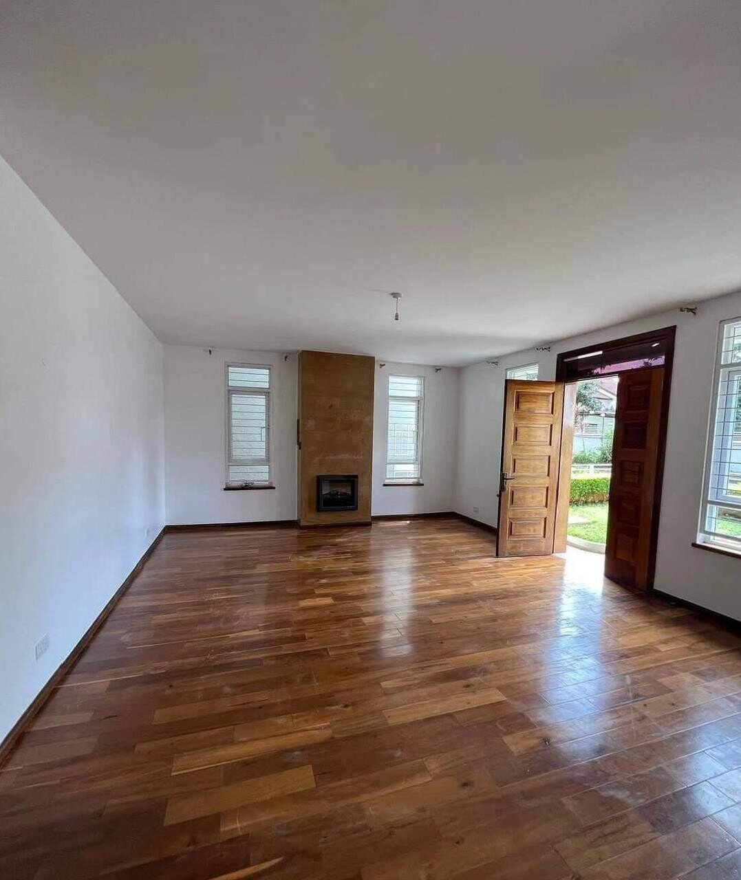 Corner Villa with Fireplace & DSQ - Lavington