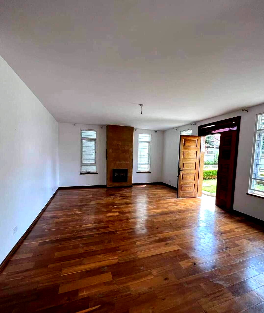 Corner Villa with Fireplace & DSQ - Lavington