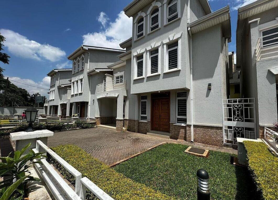 Corner Villa with Fireplace & DSQ - Lavington
