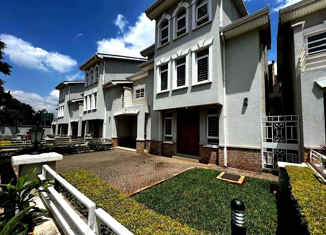 Corner Villa with Fireplace & DSQ - Lavington