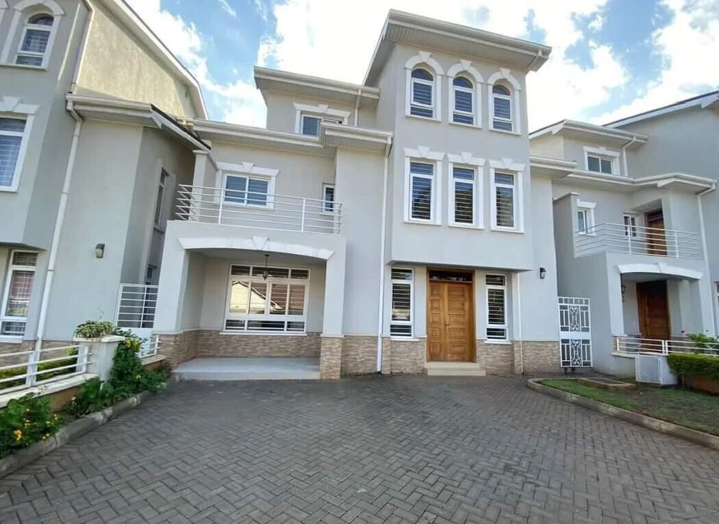 Corner Villa with Fireplace & DSQ - Lavington