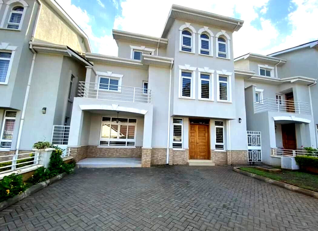 Corner Villa with Fireplace & DSQ - Lavington